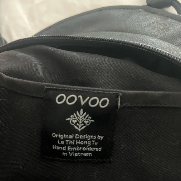 Elegant Black and Red Embroidered Women's Bag - Picture 2 of 3